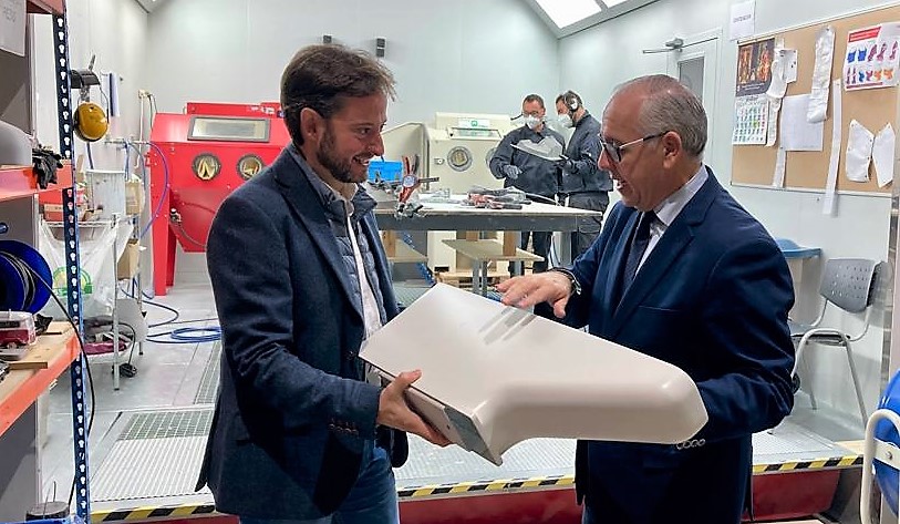 Juan Carlos López acompaña a Jesús Estrella en su visita a las instalaciones de CAF Digital. Foto: Junta de Andalucía